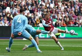 Football Thriller: Last-Minute Goal Turns the Match, Intense Clash Between Top Clubs